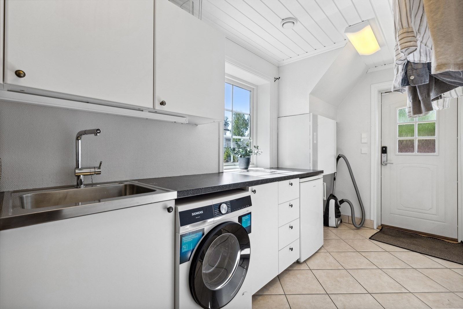Vaskerom med egen inngang. Galleribilde