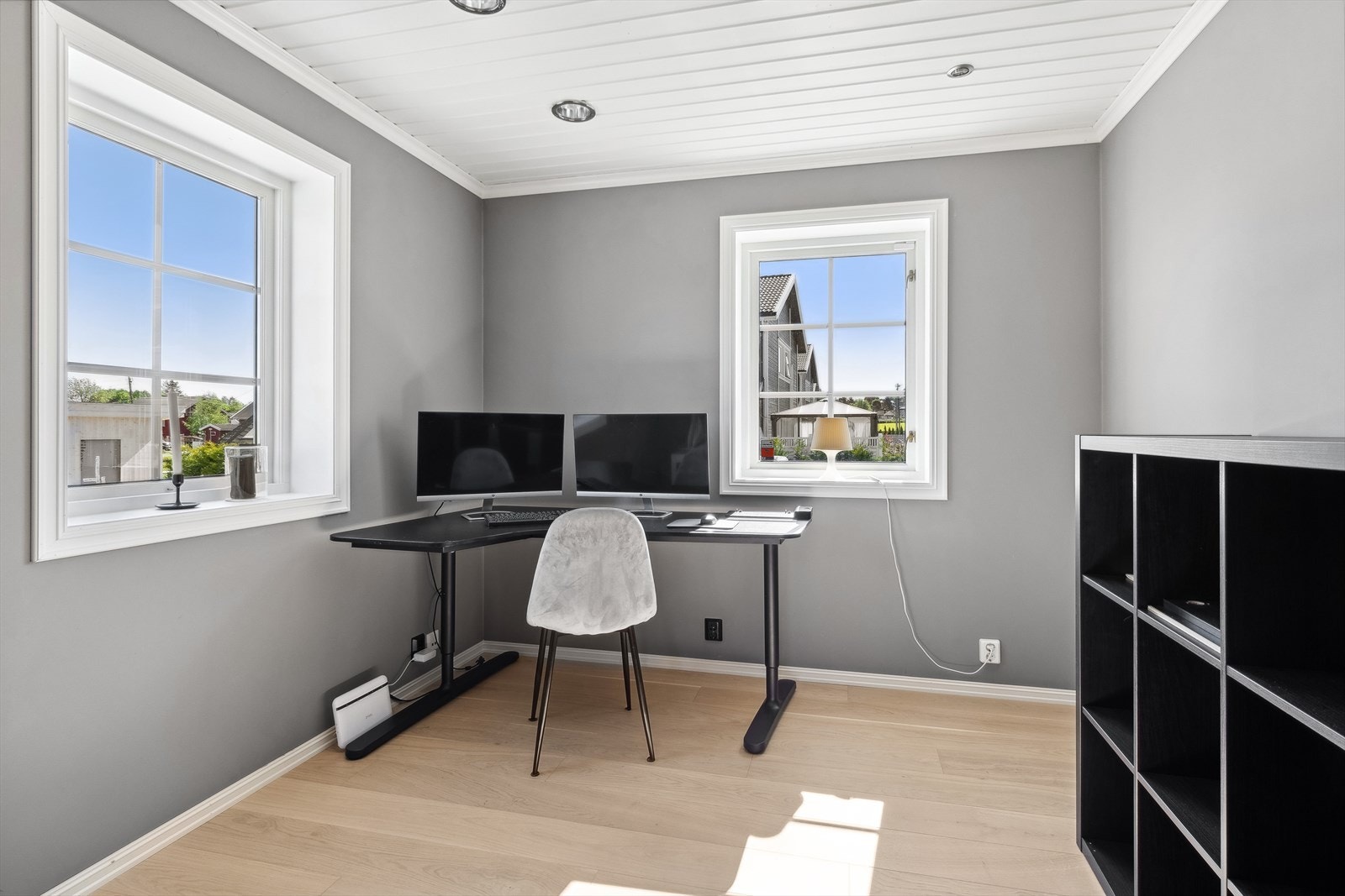 Videre er det et rom innredet som kontor, eventuelt gjesterom eller ekstra soverom. Galleribilde