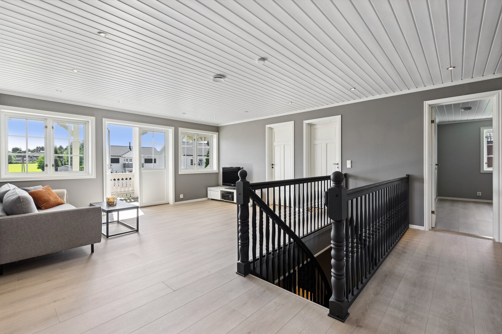 I boligens andre etasje er det en koselig loftstue. Her finner du også 4 soverom, 2 bad og en walk-inn garderobe. Galleribilde