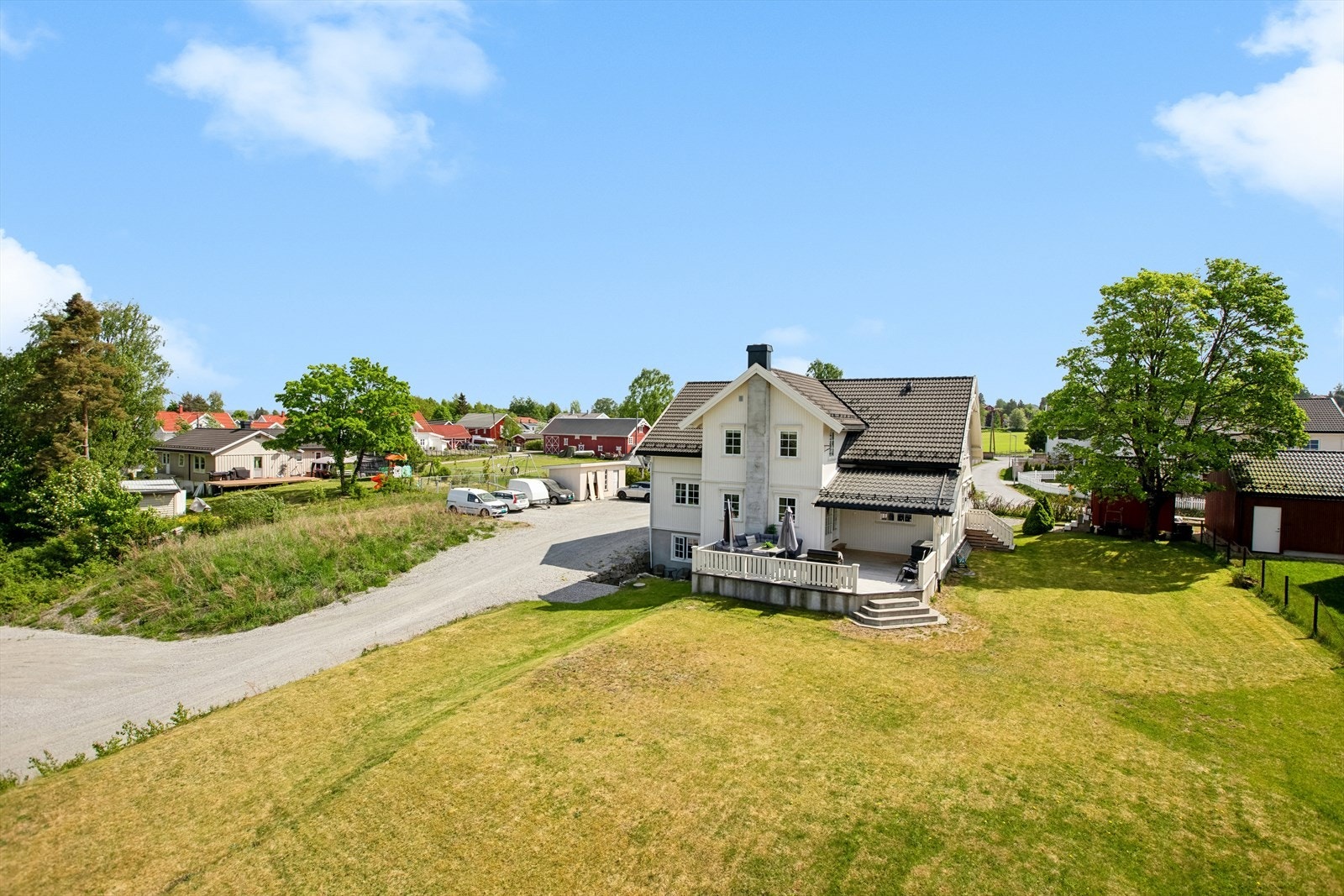 Deler av gruset plass og plenarealer tilhører nabotomt. (Se salgsoppgave for mer info) Galleribilde