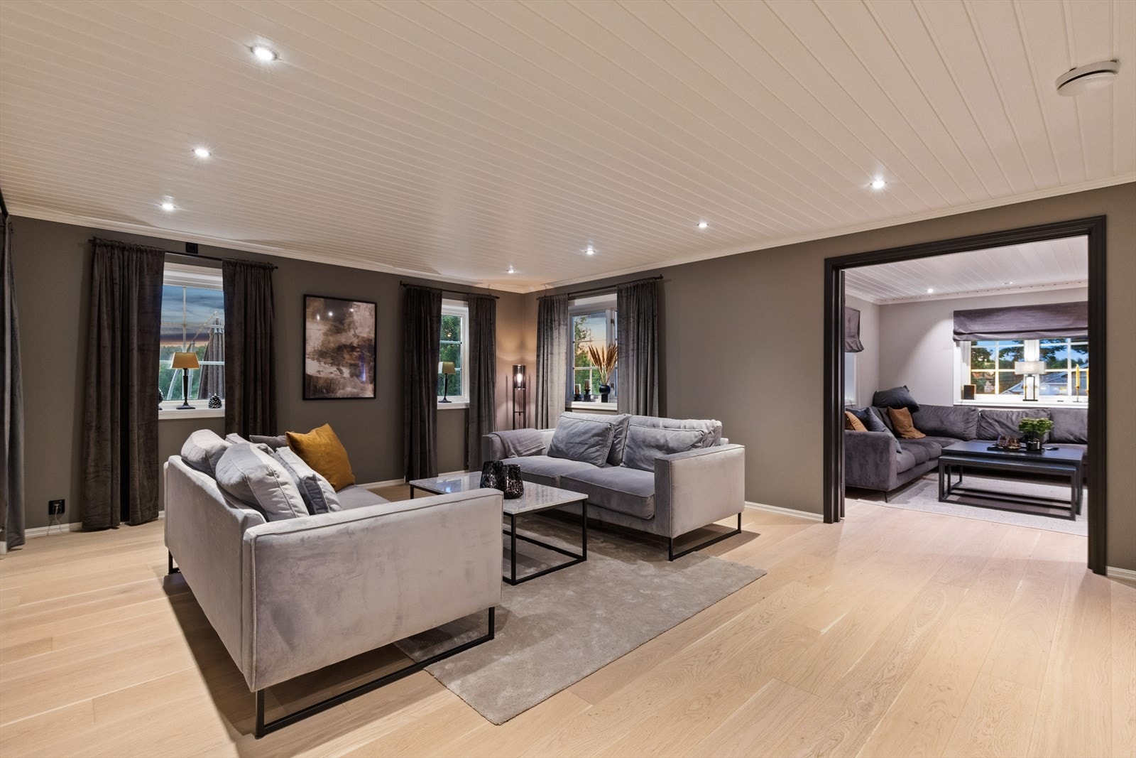 Alle overflatene ble pusset opp i 2022, og stuene har gjennomgående moderne stil og fargevalg. Galleribilde