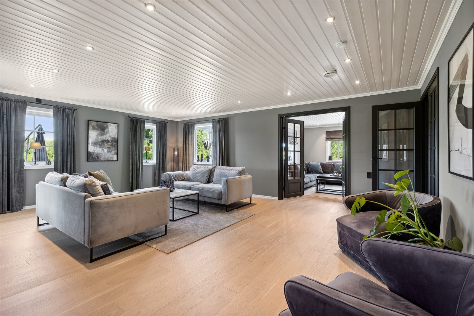 Her er det god plass til flere sittegrupper og annet møblement. Galleribilde