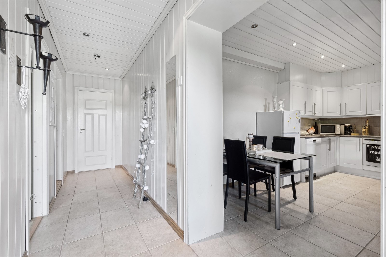 Leiligheten er på 64kvm og inneholder gang, stue/kjøkken, bad, soverom og bod. Galleribilde