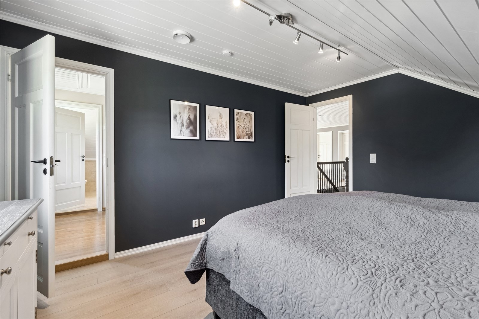 Her er det videre adkomst til garderobe og baderom. Galleribilde