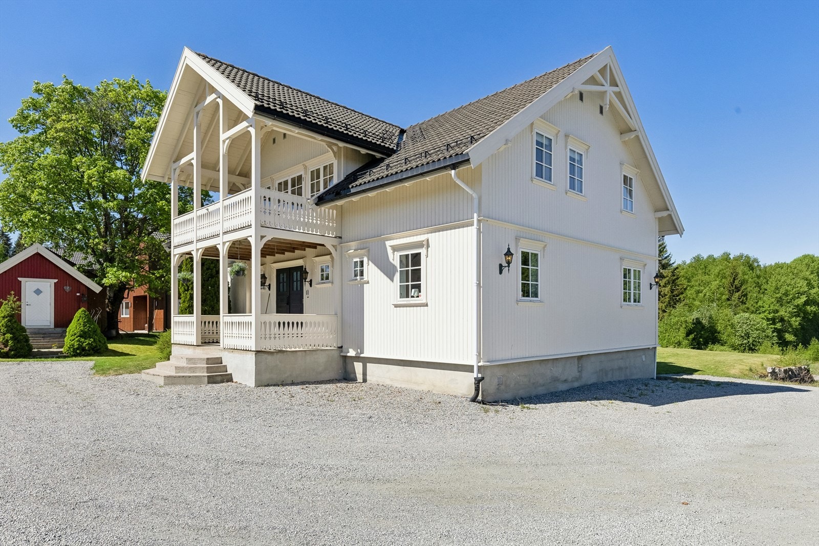Eiendommen har en tomt på ca. 1 mål, pent opparbeidet med plen, beplantninger og gruset gårdsplass. Galleribilde