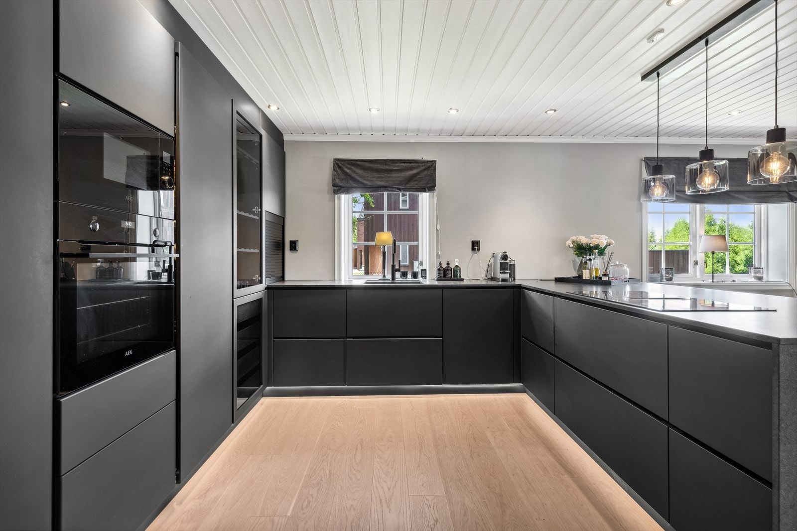 Romslig og stilrent kjøkken (2022) med integrert kjøleskap, oppvaskmaskin, stekeovn, platetopp og mikro. Galleribilde