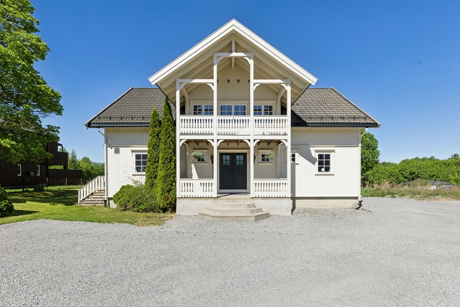 Parkering på gårdsplass med installert elbillader. Galleribilde