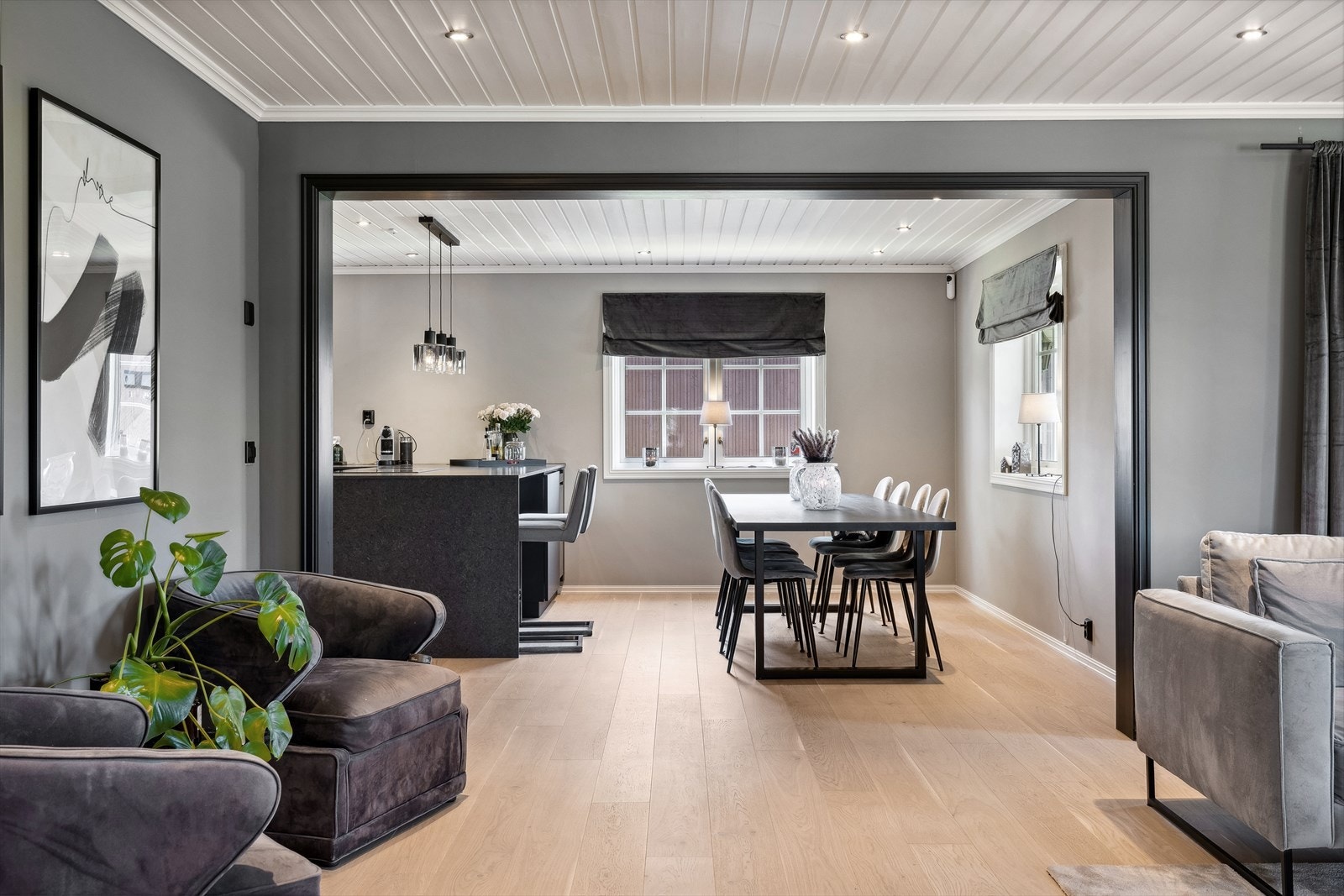 Fra kjøkkenet kommer du videre inn i hovedstua. Galleribilde