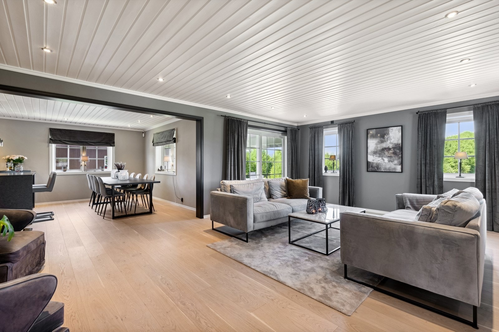 Fra stua er det videre utgang til en stor og delvis overbygget terrasse. Galleribilde