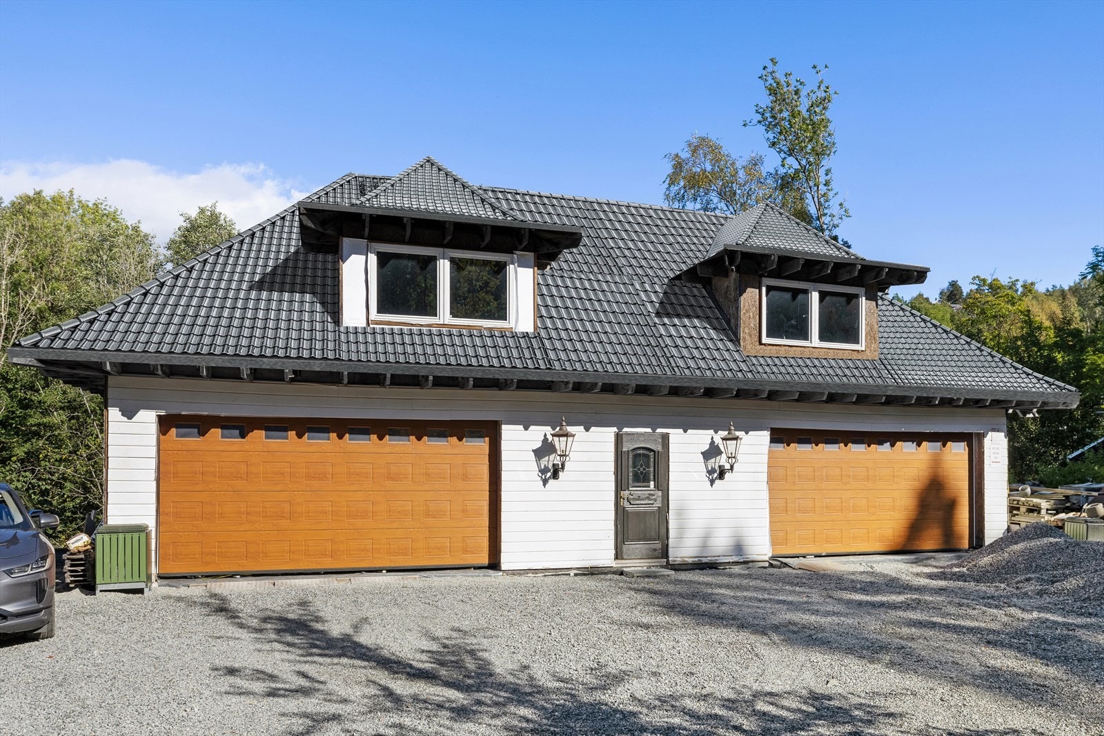Redigert bilde. (Redigert inn takstein på garasjen) Galleribilde