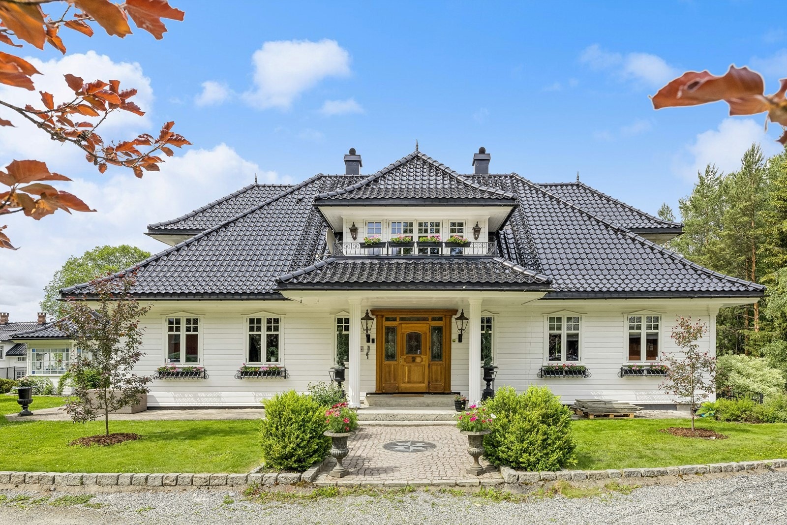 Boligen er fra i 2003, holder en gjennomgående god standard fra byggeår og fremstår i god teknisk stand både utvendig og innvendig. Boligen preges av flotte detaljer som store vindusflate og god takhøyde. Galleribilde