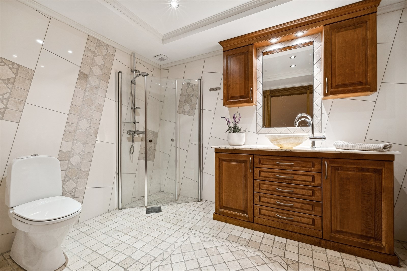 Det andre badet er beliggende i boligens kjelleretasje. Dette badet er også fra byggeår og er med fliselagte overflater på vegger og gulv. Galleribilde