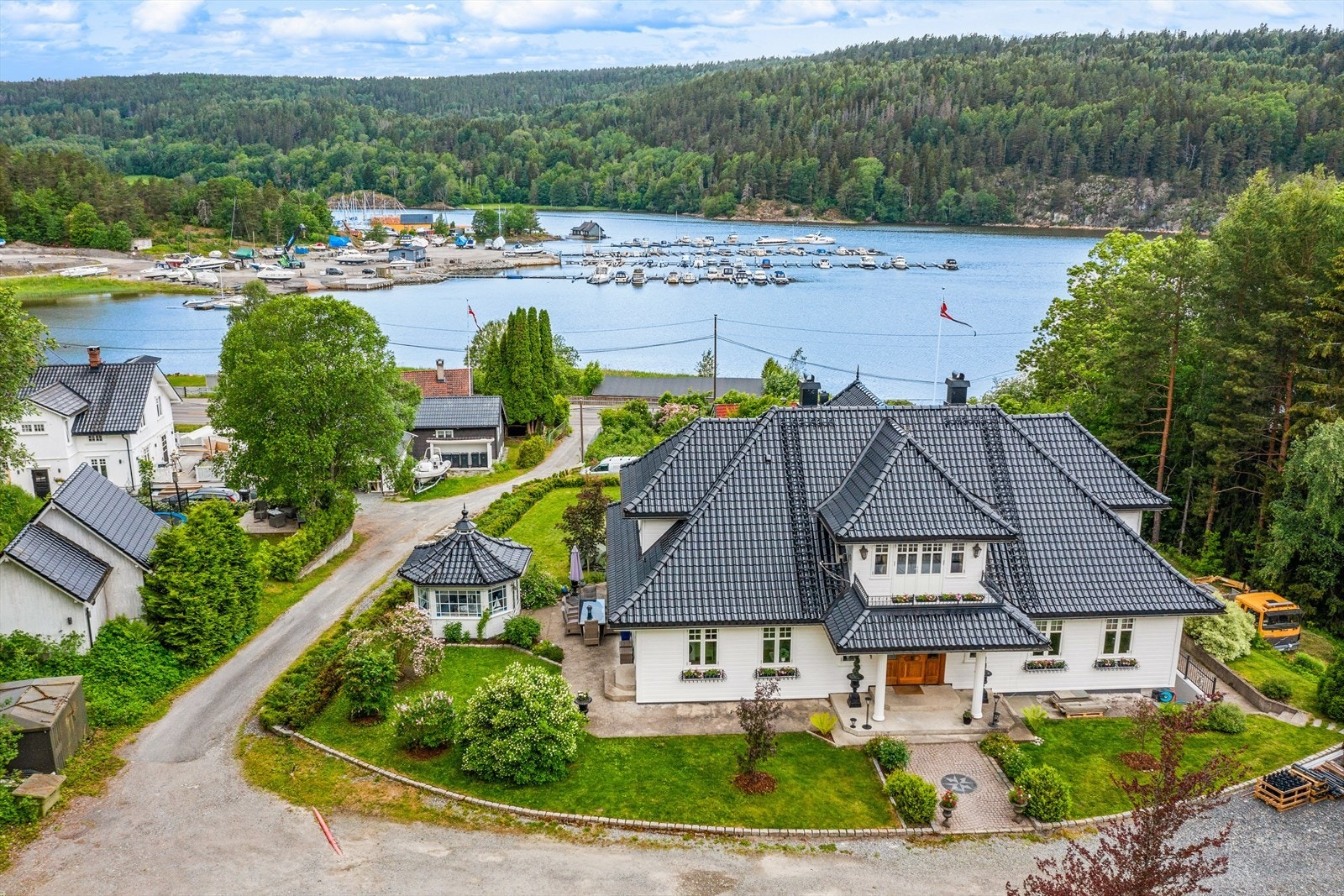 Eiendommen ligger meget attraktivt til i et etablert nabolag med nærhet til sjøen og spredt bebyggelse på Nesset i Vinterbro. Herifra bor du praktisk til med kort vei til skoler, barnehager og offentlig kommunikasjon. Galleribilde