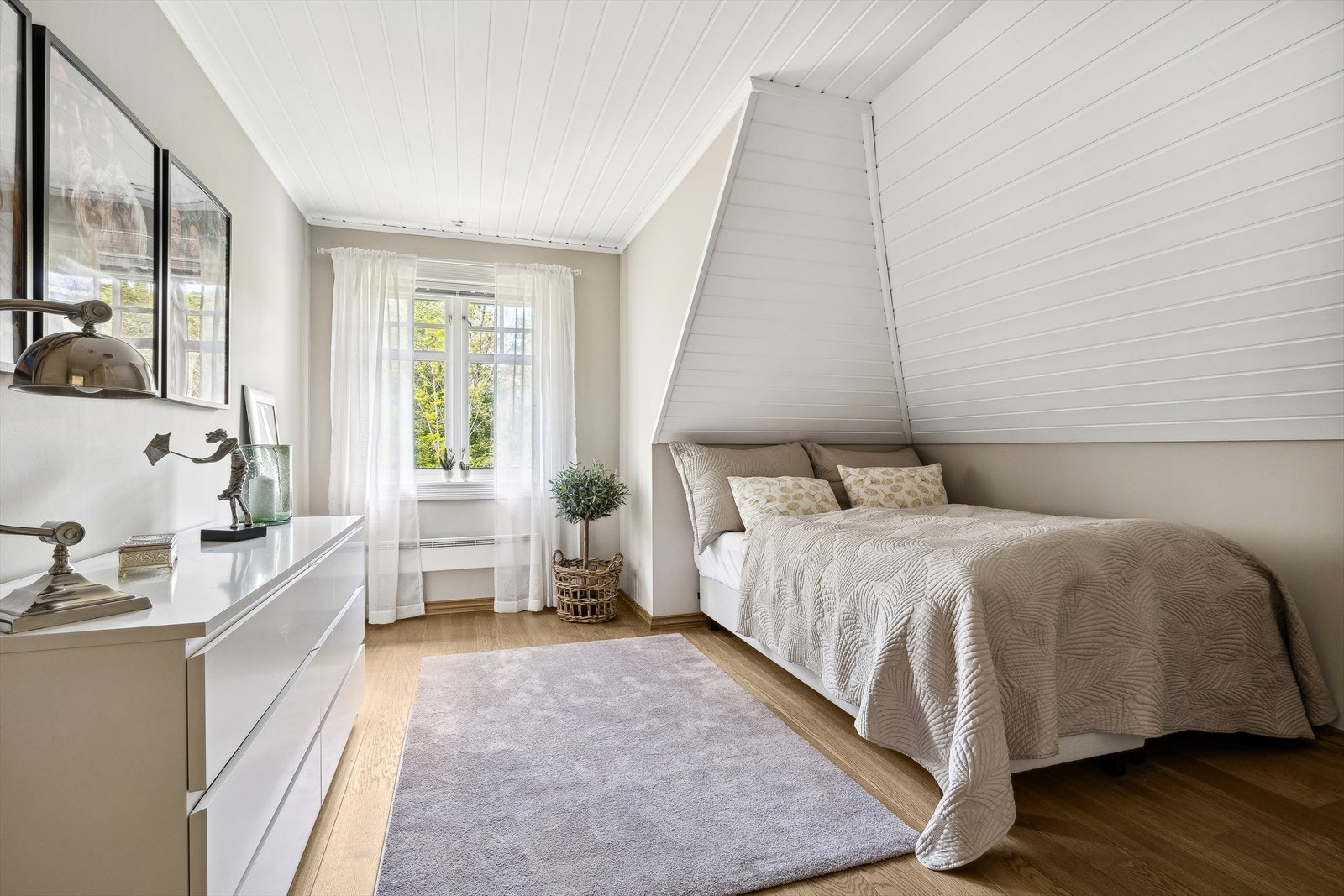 Alle tre soverommene er beliggende i boligens andre etasje, og har god plass til seng med tilhørende møblement. Galleribilde