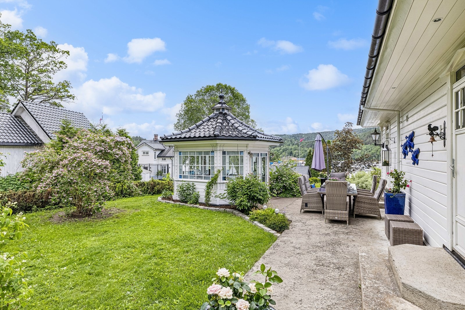 Uteplassen er tilbygget med blant annet lysthus! Galleribilde
