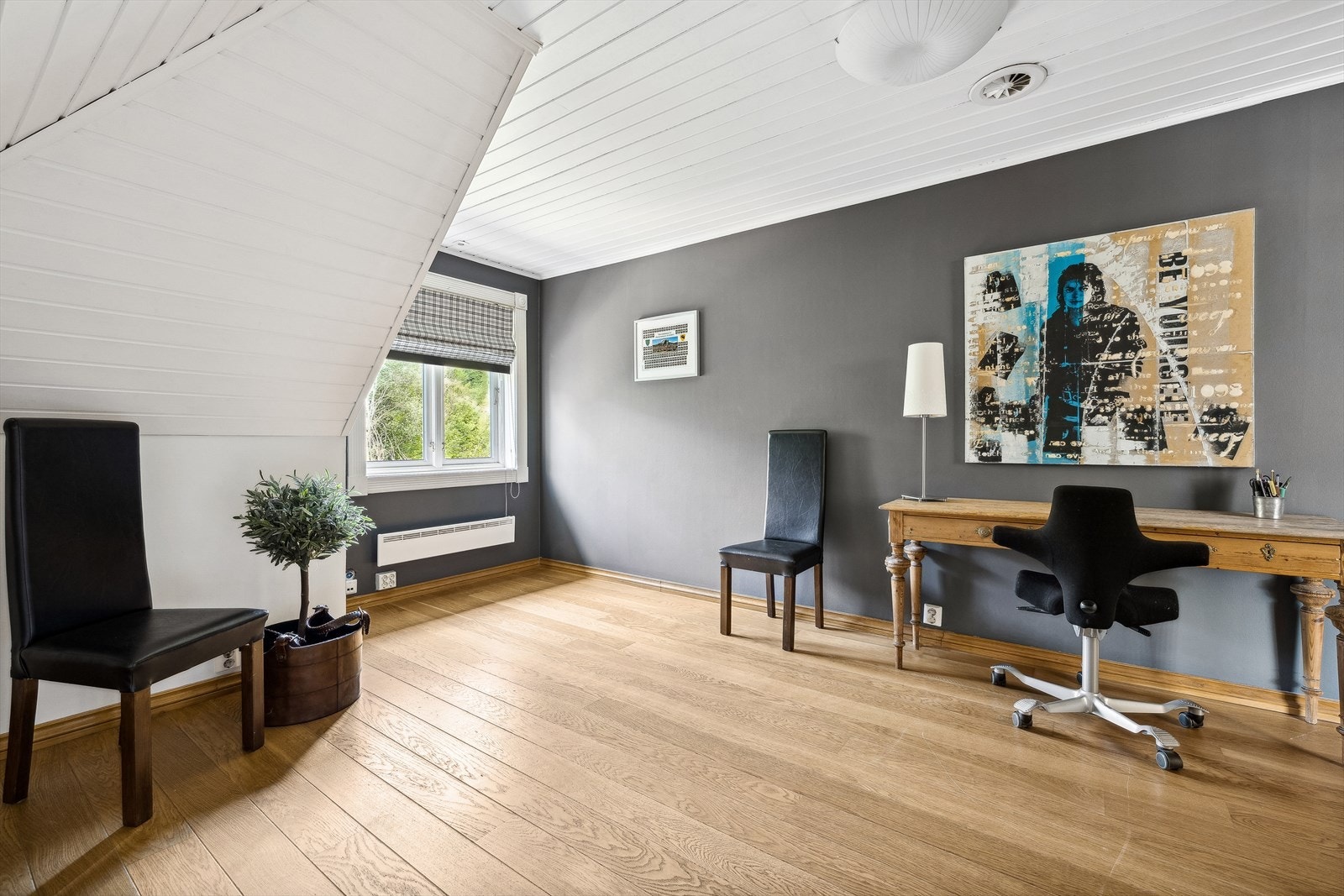 Soverommene er malt i fine, tidsriktige farger! Galleribilde