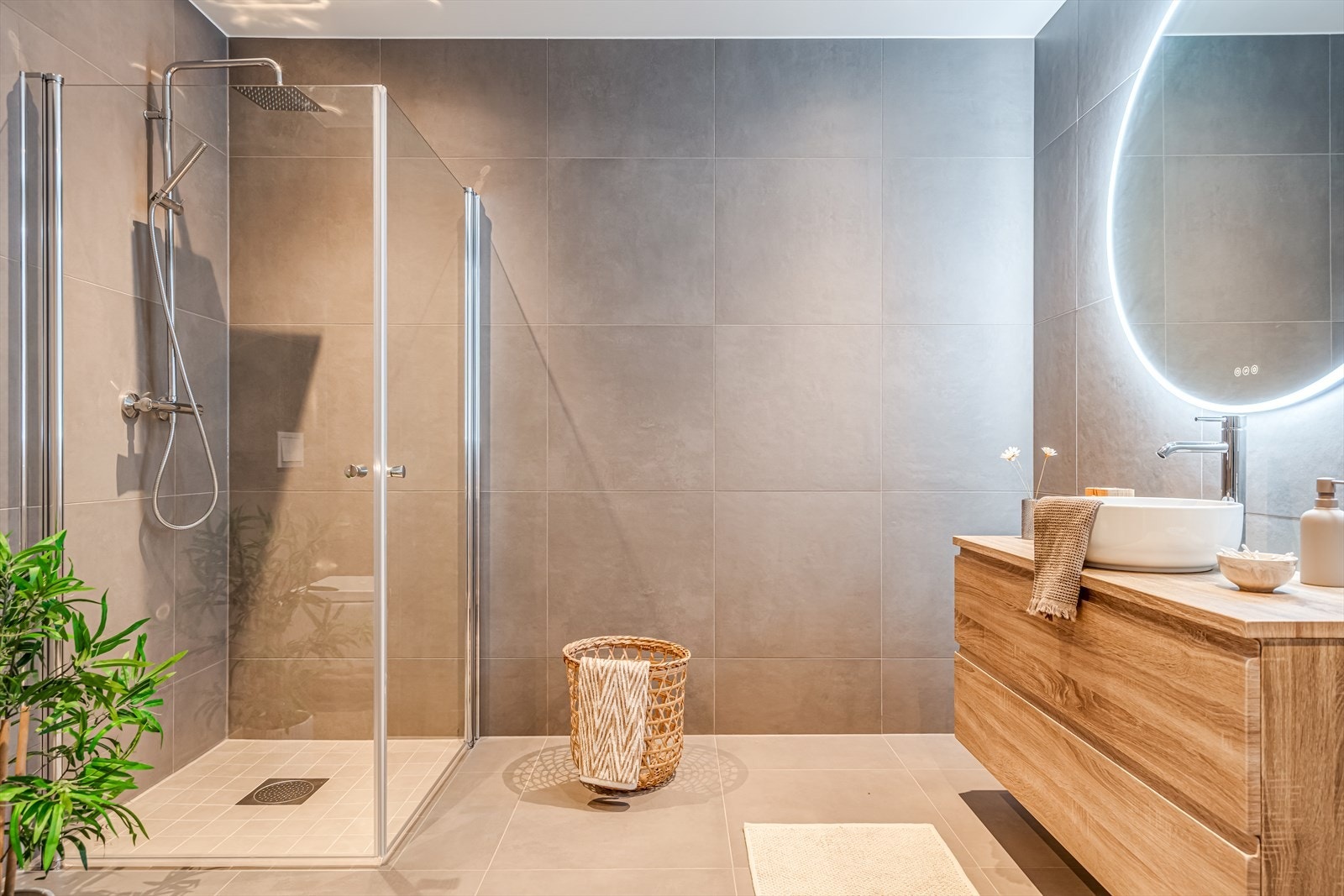 Hovedbadet er flislagt i delikate farger Galleribilde