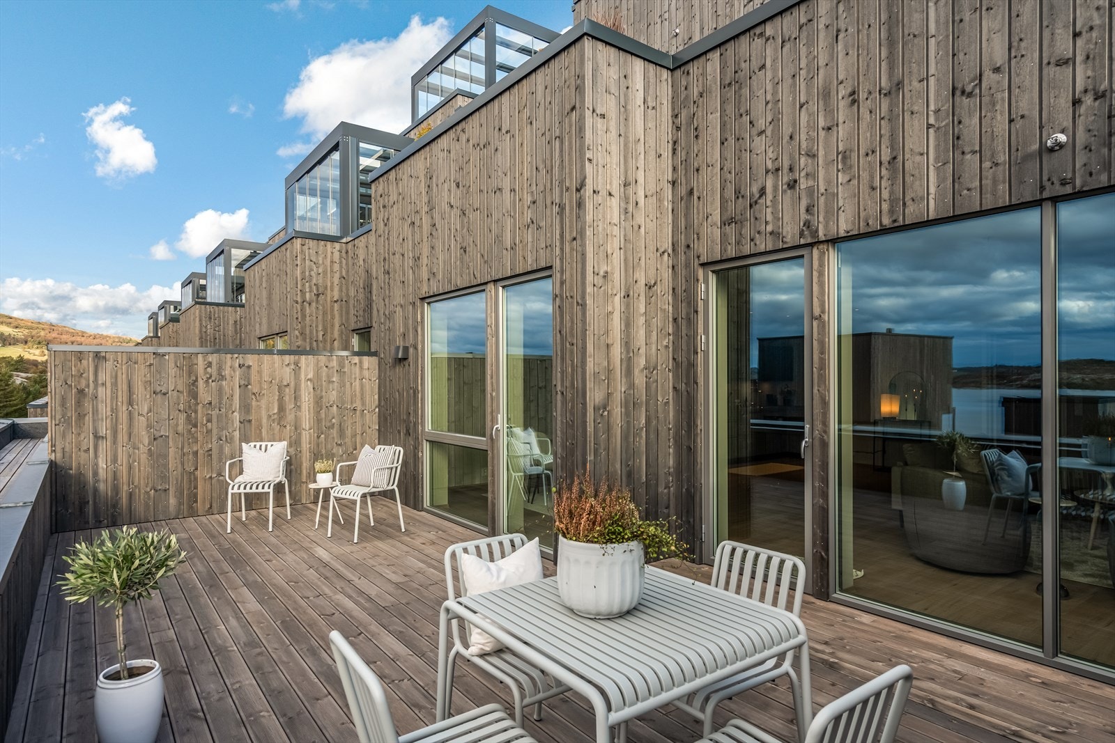 Fra stuen har du direkte tilgang til en romslig terrasse på ca. 29 m², med mulighet for å etablere en utestue. Galleribilde