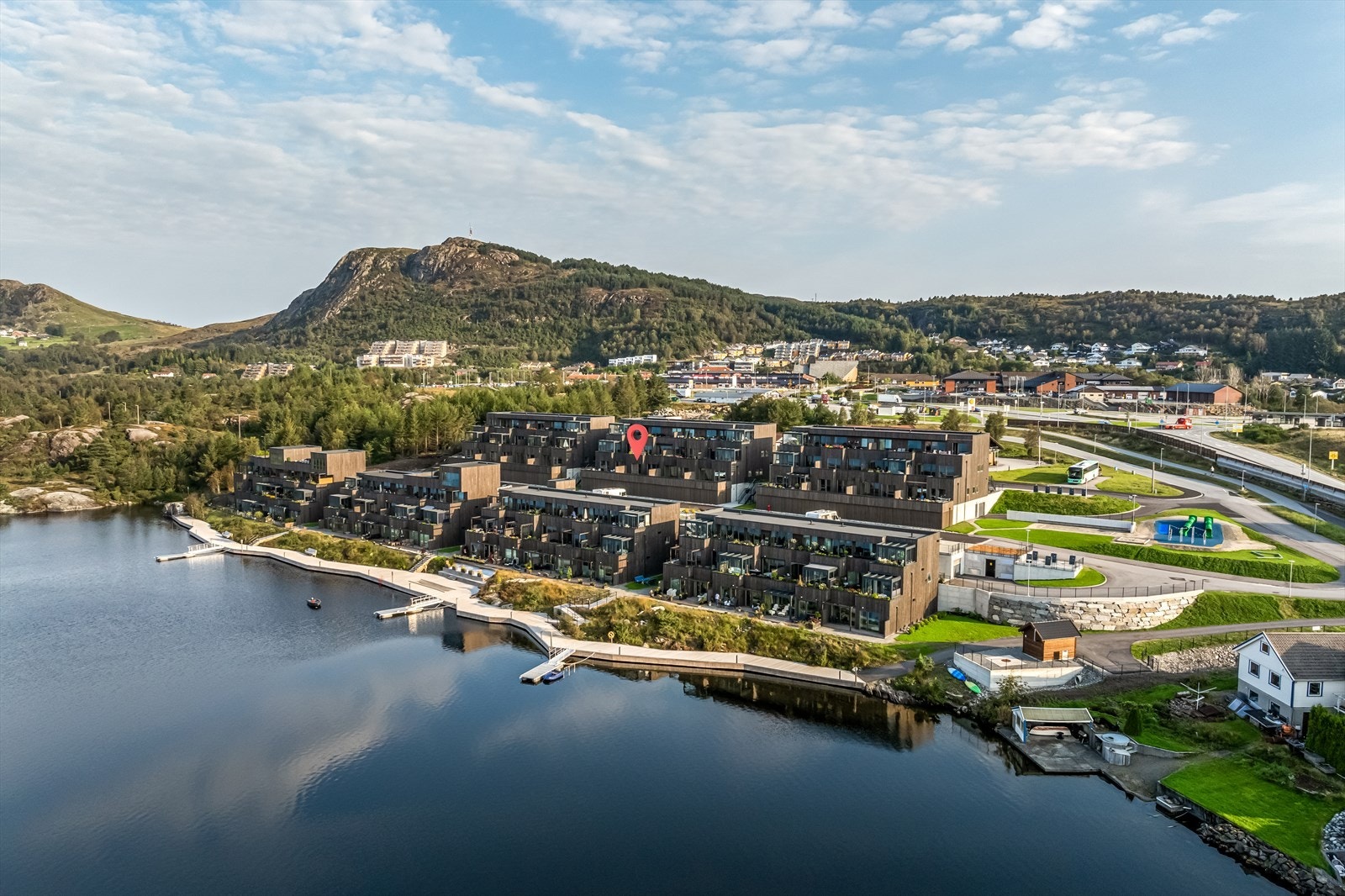 Skogkanten er organisert som et borettslag. Det betyr at inntil 75% av kjøpesummen er allerede finansiert for deg med 10 års avdragsfrihet. Her får du lavere renter, avdragsfrihet og forutsigbare bokostnader. Galleribilde