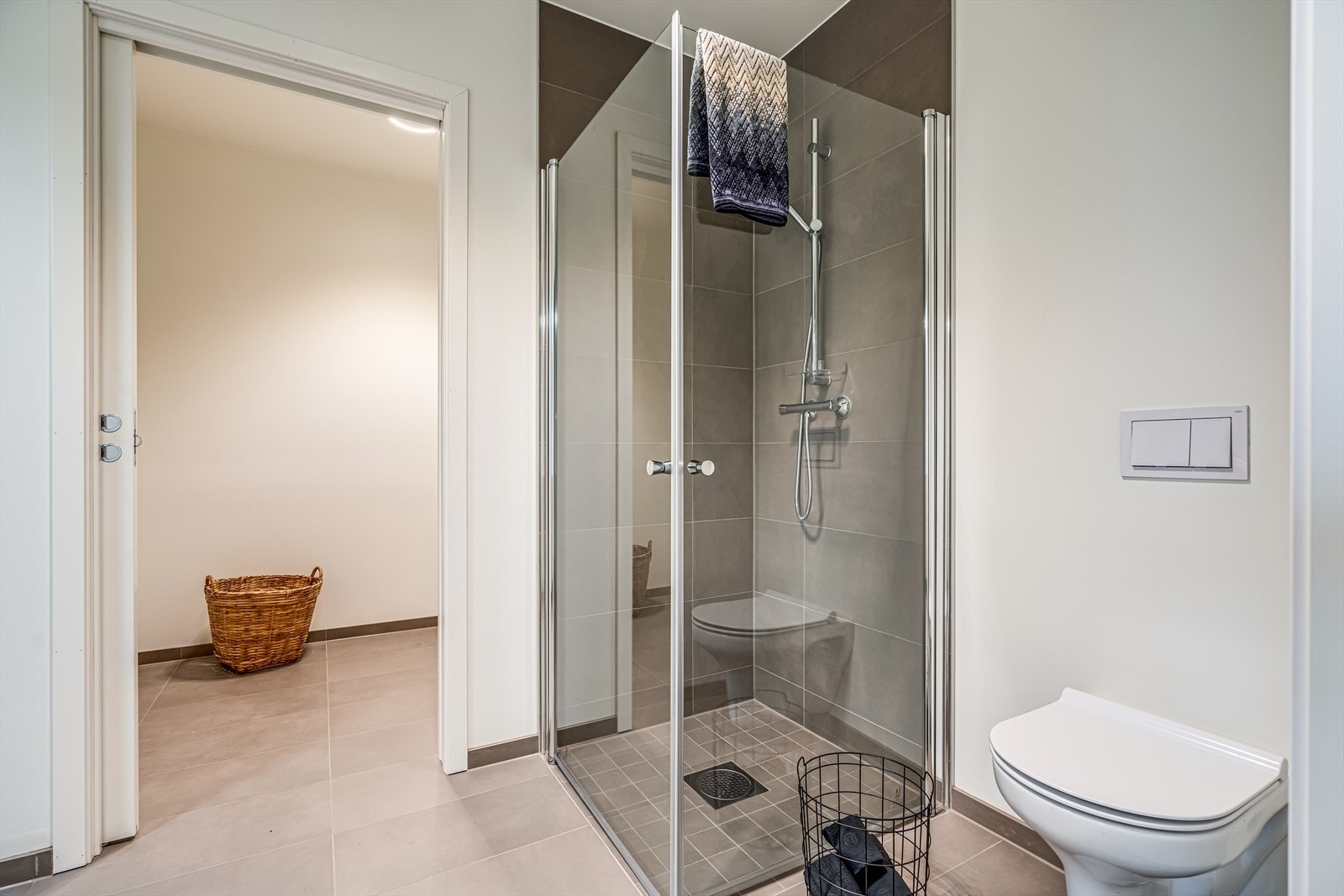 Gjestebadet er delvis flislagt Galleribilde