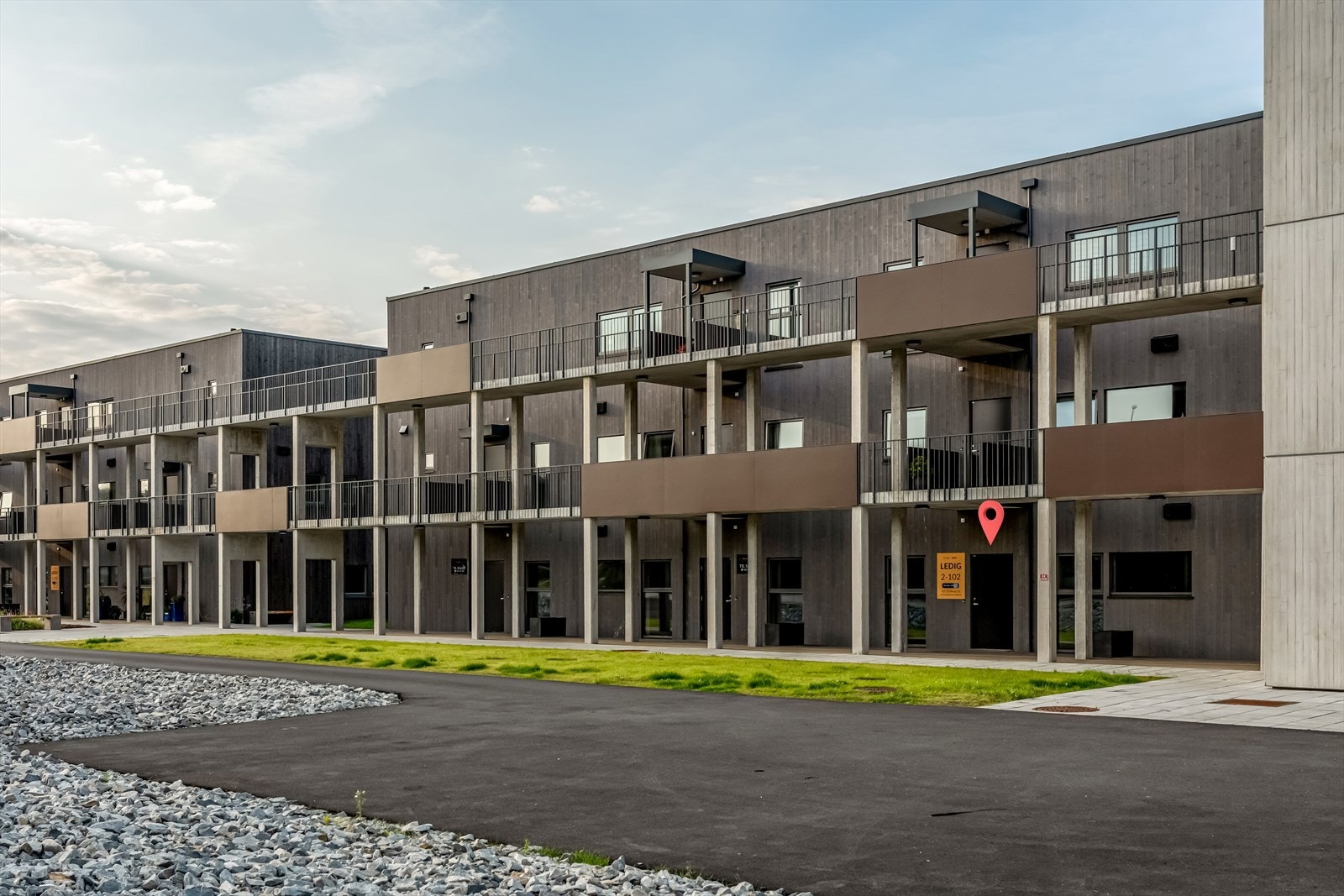 Denne boligen har alt du trenger for et komfortabelt og funksjonelt hjem i naturskjønne omgivelser. Galleribilde