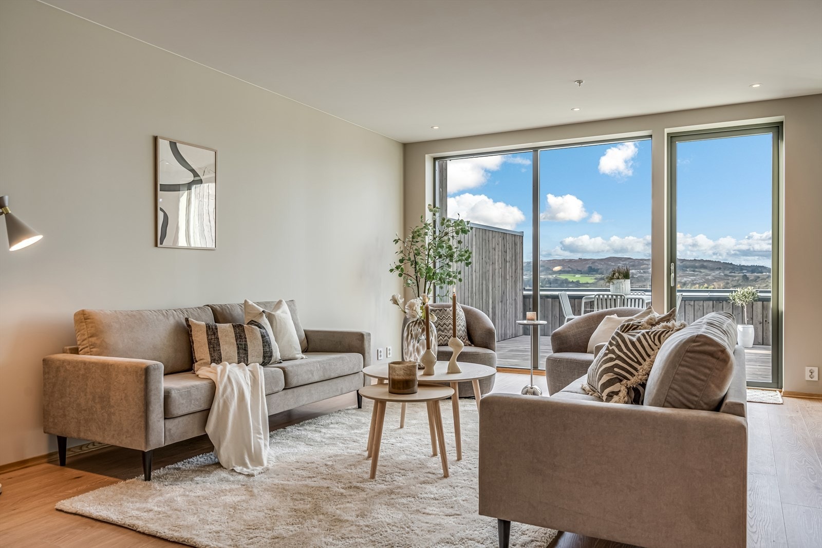 Leilighetene er designet for maksimal komfort og fra terrassen får du nydelig utsikt over vannet og omgivelsene, samtidig som du kan nyte solen til langt på kveld. Galleribilde