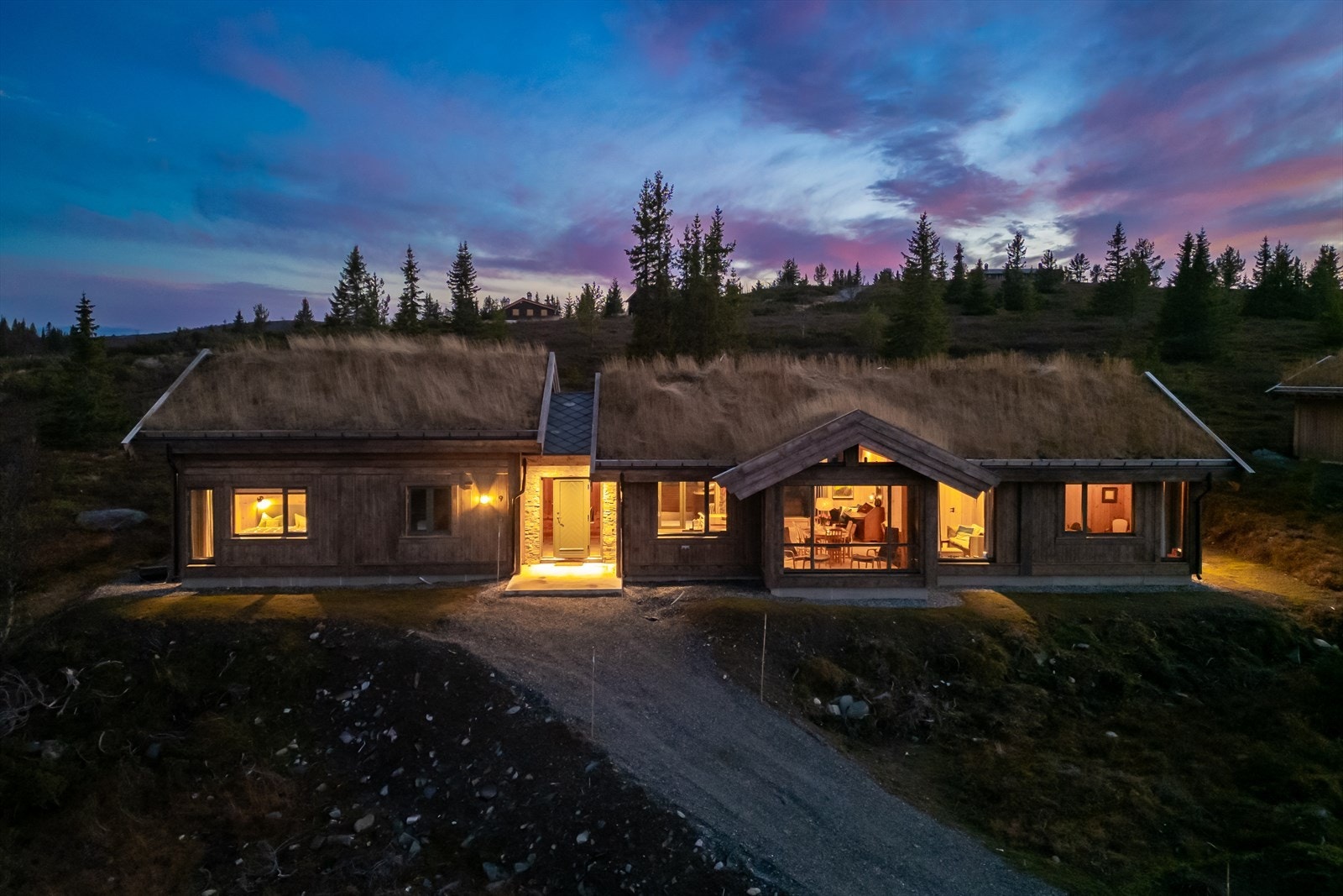 Hytta ligger tilbaketrukket i fjellet. Her har man kort avstand til urørt natur og fine skiløper som strekker seg enten mot Nesfjellet eller inn mot Åkrefjell og Langedrag. Mange fine mulighet for toppturer i urørt natur rett utenfor døren Galleribilde