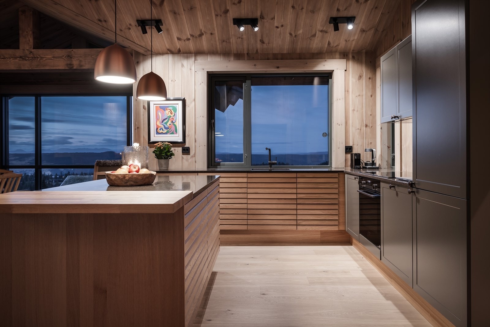 Vanskelig å ikke la seg inspirere med Jotunheimen i det fjerne. Flottere utsikt på kjøkkenet skal man lete lenge etter Galleribilde