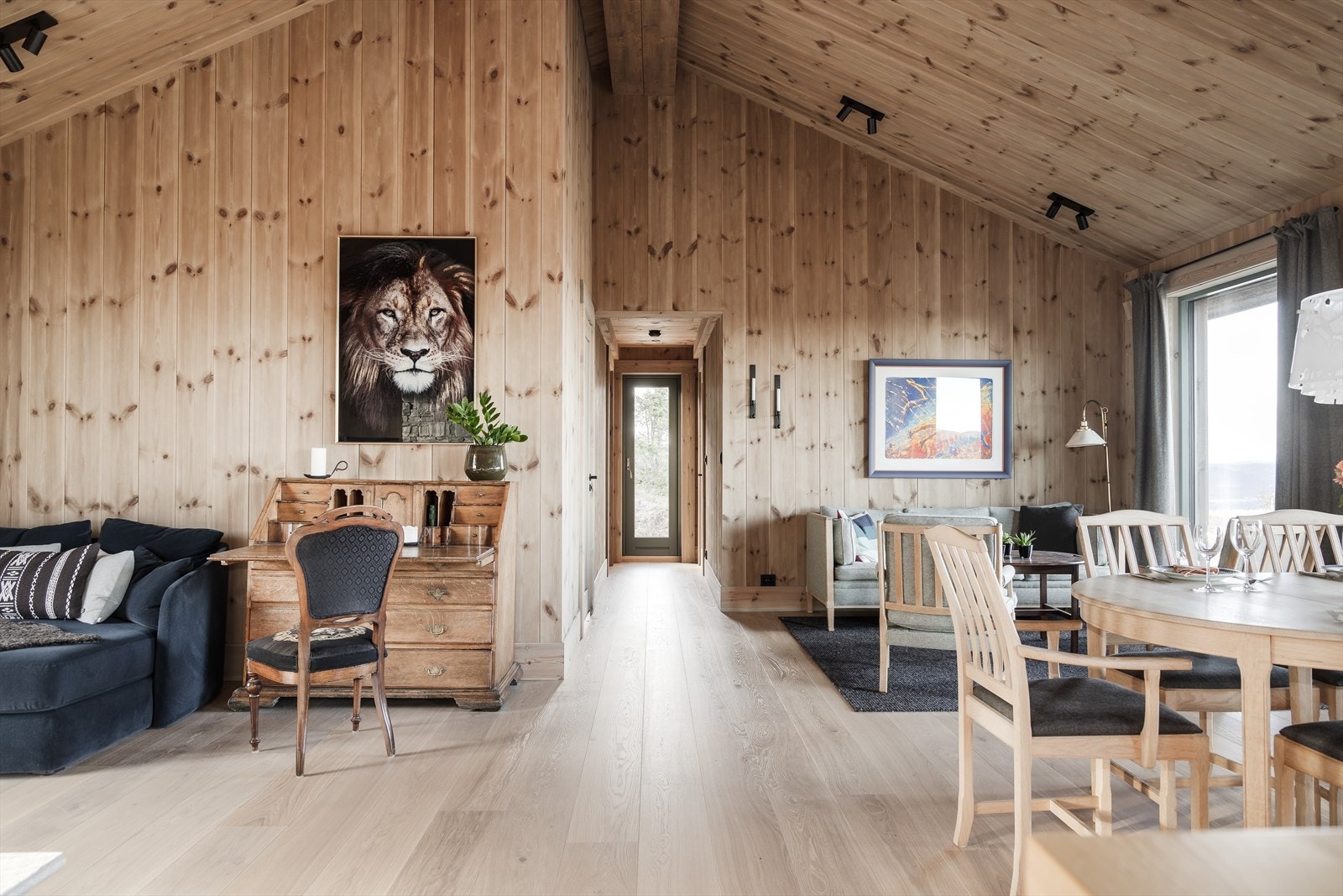 Generøst oppholdsrom med stue, tv-stue og kjøkken. Svært sosial planløsning Galleribilde