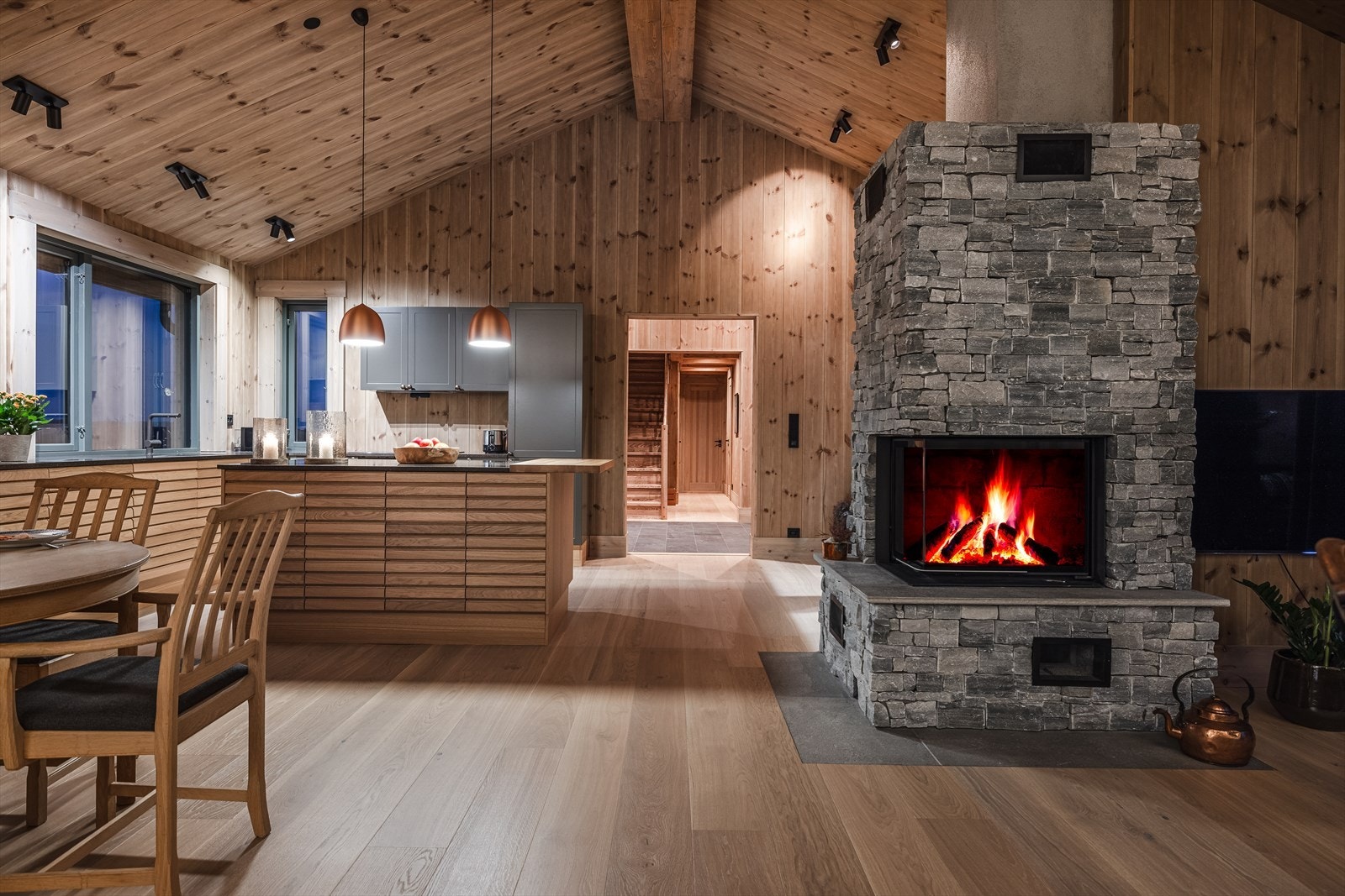 Eksklusiv Brunnerpeis forblendet med stein. Peisen fyrer på varmeeffekt 11KW max. Gir en rask og god oppvarming av hytta Galleribilde