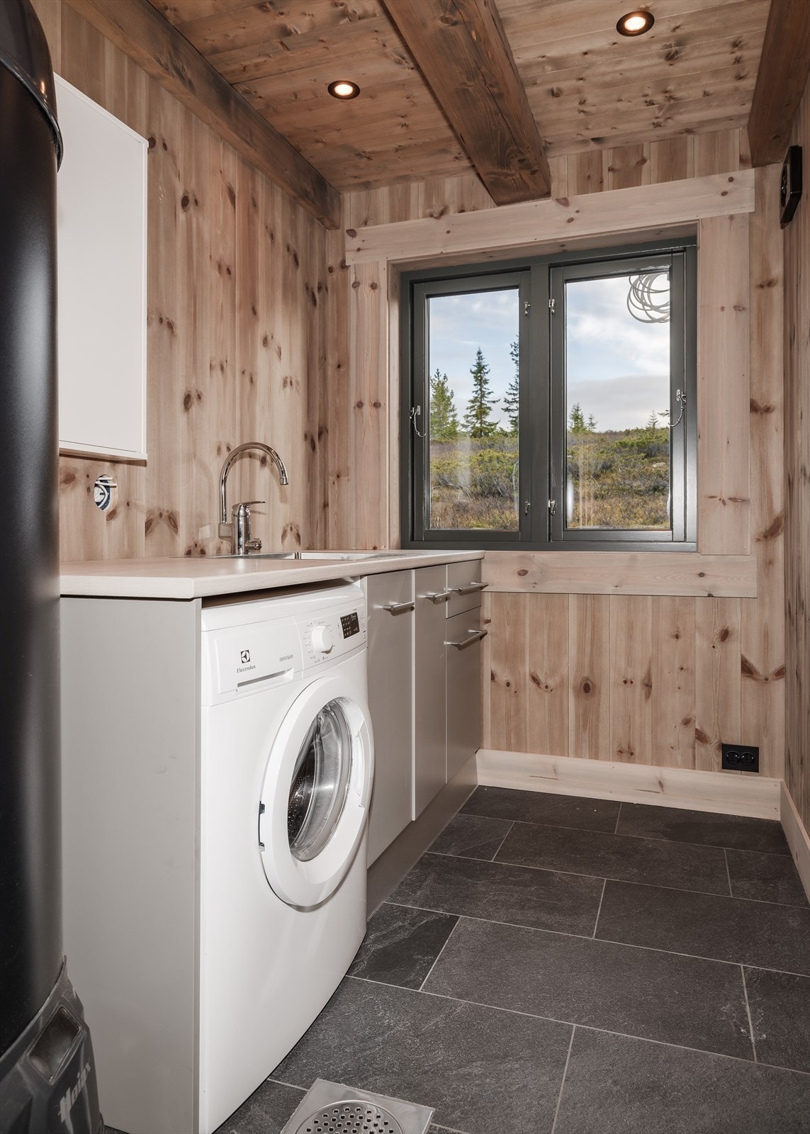 Vaskerom med direkte tilknytning til entré. Kan man få satt inn skiutstyr til tørk, vekk fra gangen Galleribilde
