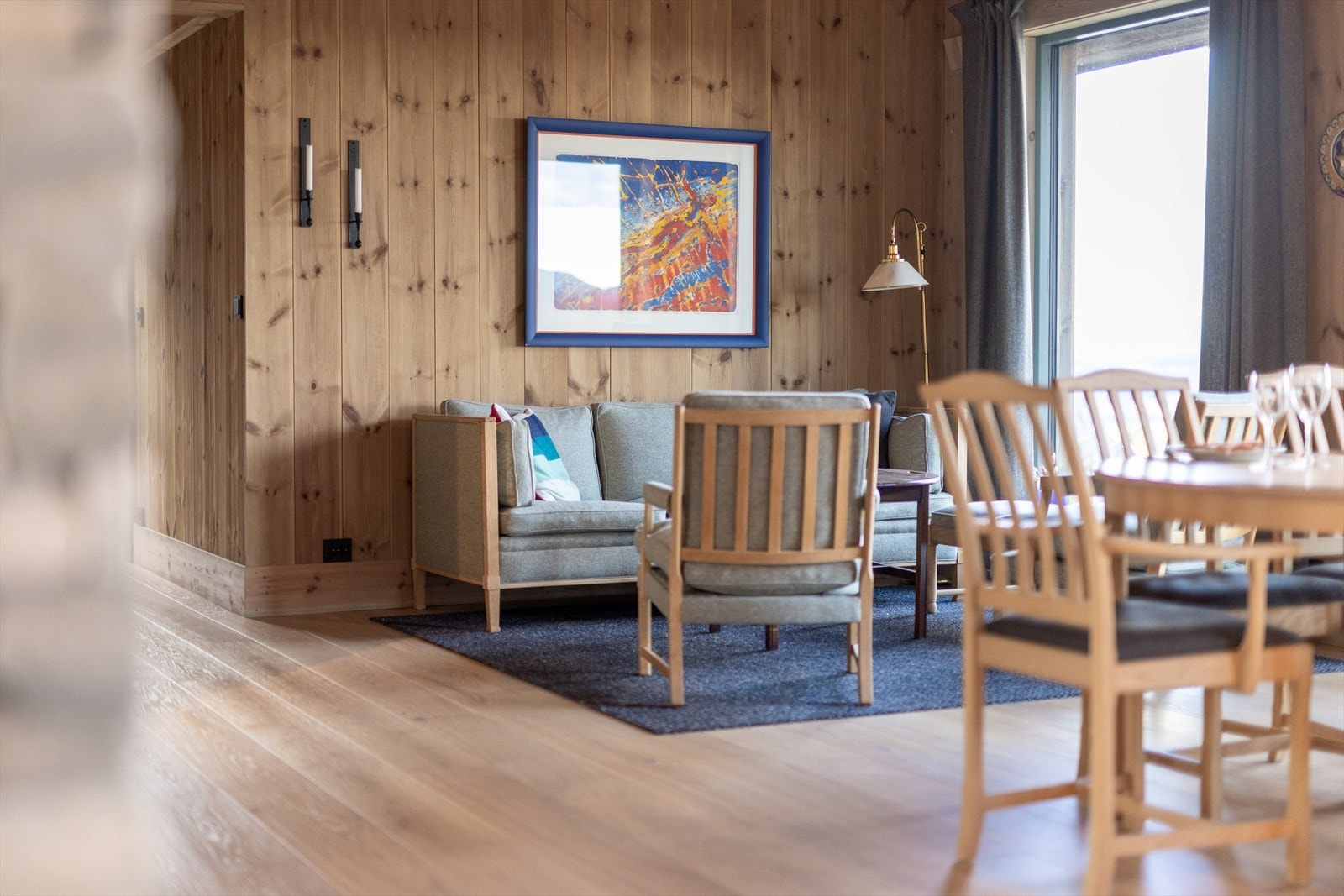 Legg merke til den grove panelen og listverket Galleribilde