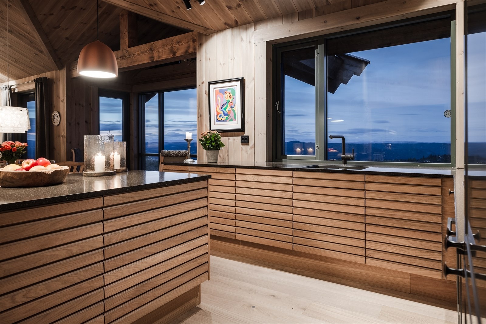 Sosial kjøkkenøy. Perfekt samlingspunkt for familien og venner når maten tilberedes Galleribilde