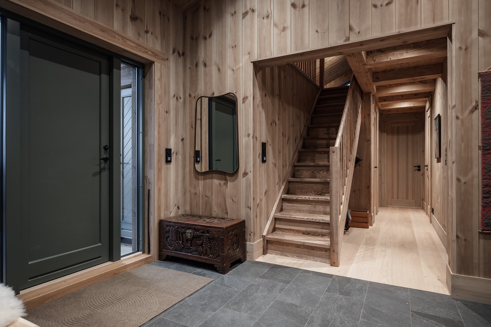 Velkommen inn. Flislagt entré med varmekabler. Trapp opp til en svært praktisk hems. Her kan barn og ungdommene trekke seg tilbake Galleribilde