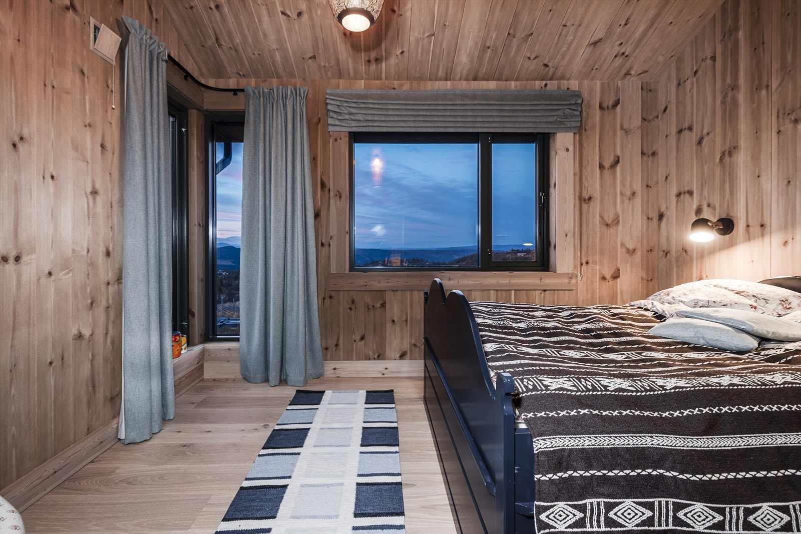 Soverom tre i med utsøkt utsikt mot Reineskarvet, Skogshorn og til Jotunheimen Galleribilde