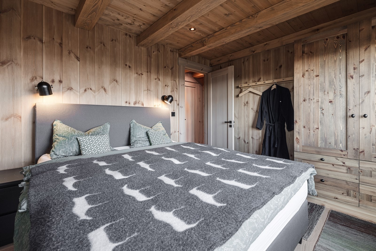 Mastersoverom med garderobe fra Uvdal Snekkerverksted Galleribilde