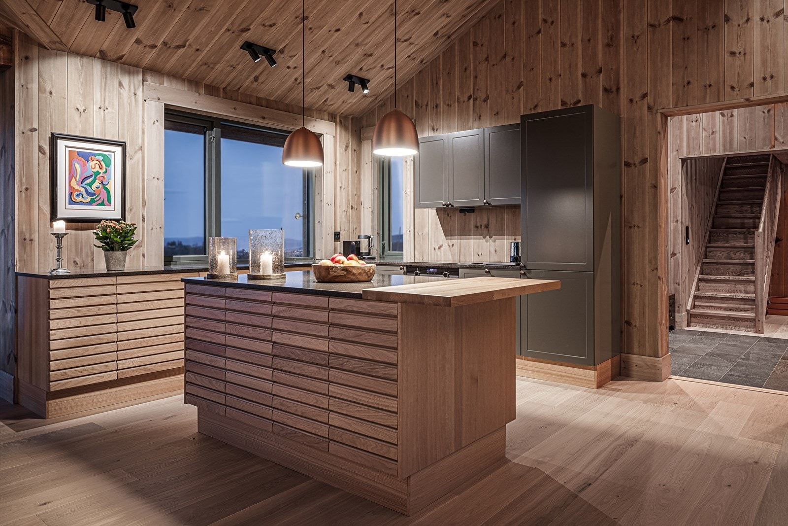 Lekkert svanekjøkken med mye skap- og benkeplass Galleribilde