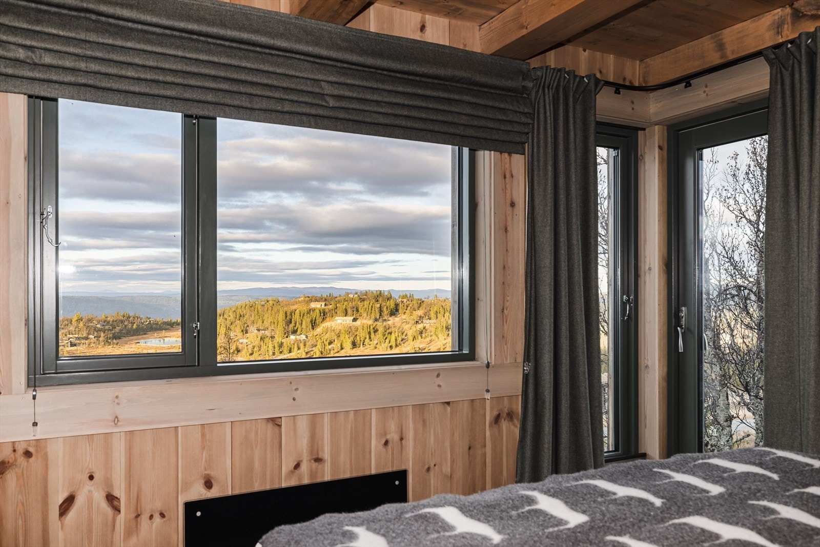 Mastersoverom - Tenk å våkne opp til den utsikten her. Sommerstid renner kveldssolen ned Galleribilde