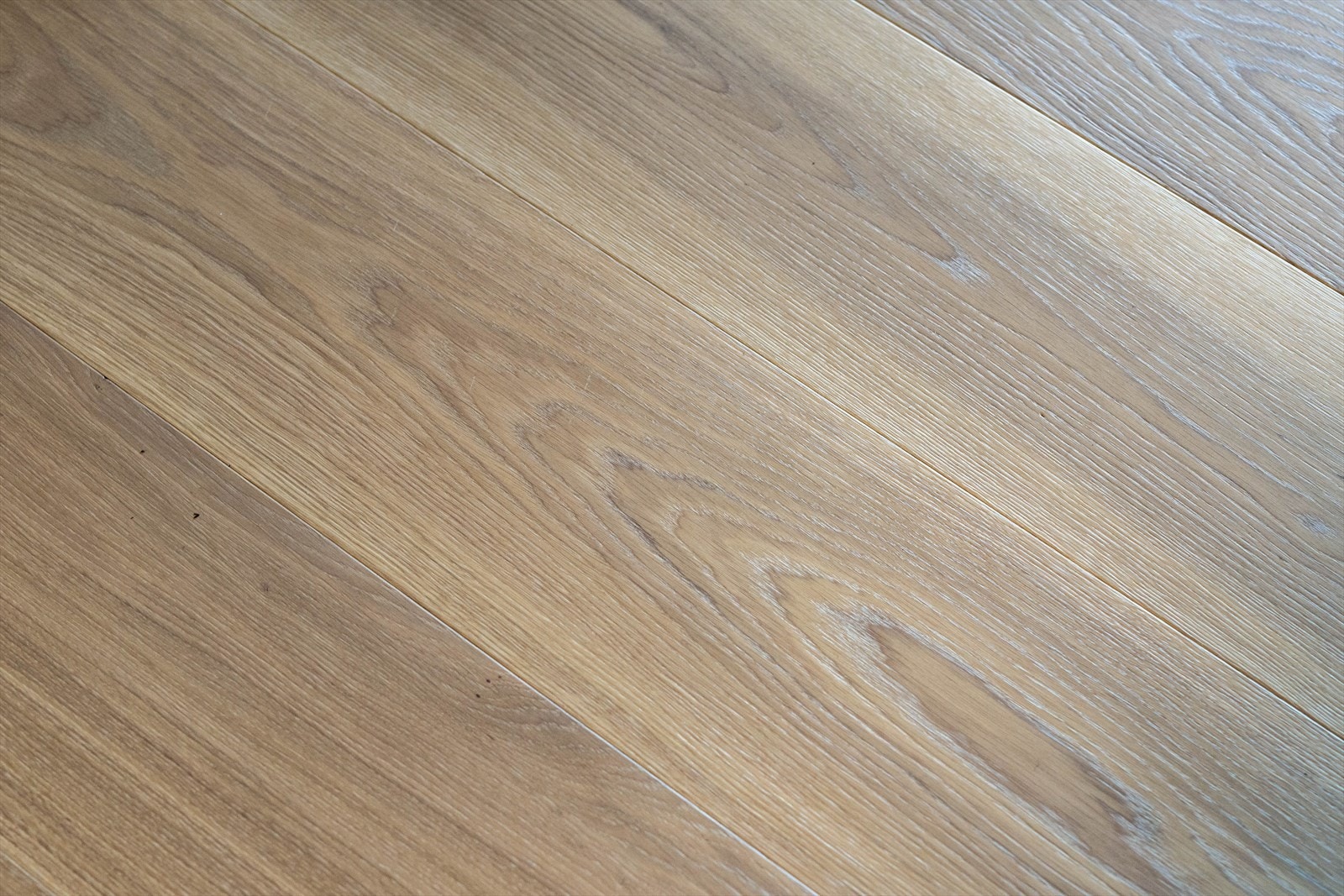 Enstavs eikeparkett mattlakkert i oppholdsrom og soverom Galleribilde