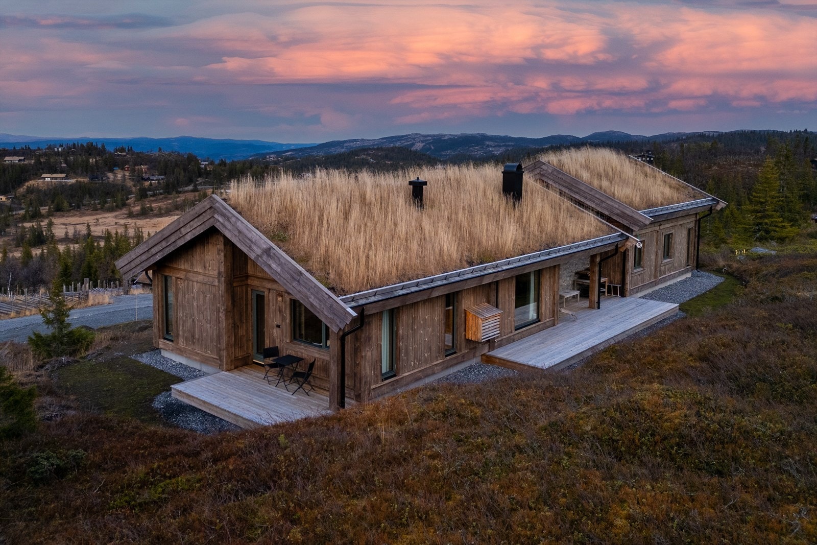 Terrassene strekker seg fra sør mot vest og følger solgangen perfekt. Også mulighet for å strekker terrassen rundt mot fronten Galleribilde