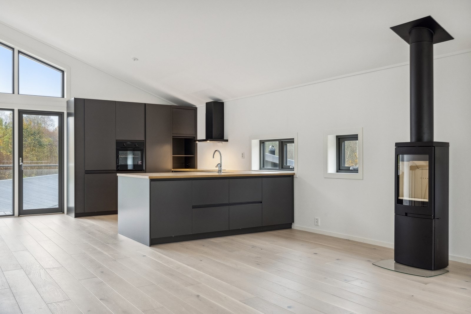 Kjøkken med rikelig med skap og benkeplass. Ideelt for deg som elsker å lage mat og trenger god plass til oppbevaring og tilberedning. Galleribilde