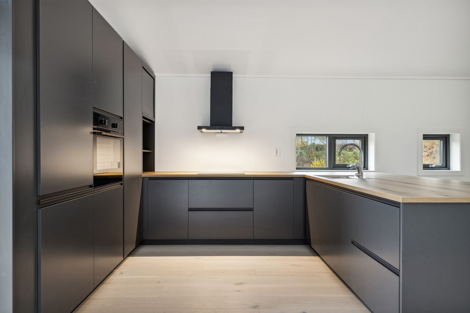 Delikat og tidsriktig kjøkken. Perfekt for deg som verdsetter moderne design og funksjonalitet Galleribilde