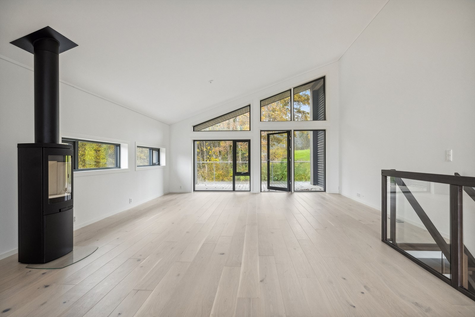 Stor stue med utgang til overbygd veranda. Perfekt for avslapning og sosiale sammenkomster, uansett vær. Galleribilde