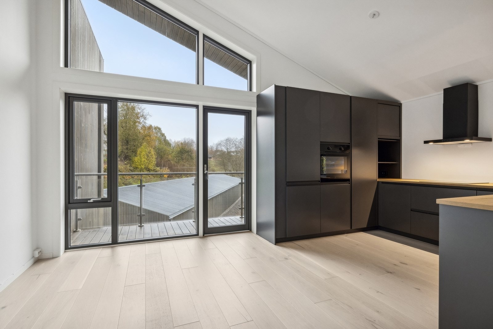 Fra kjøkkenet har du også utgang til en mindre veranda. Perfekt for en morgenkaffe eller en rolig stund utendørs. Galleribilde