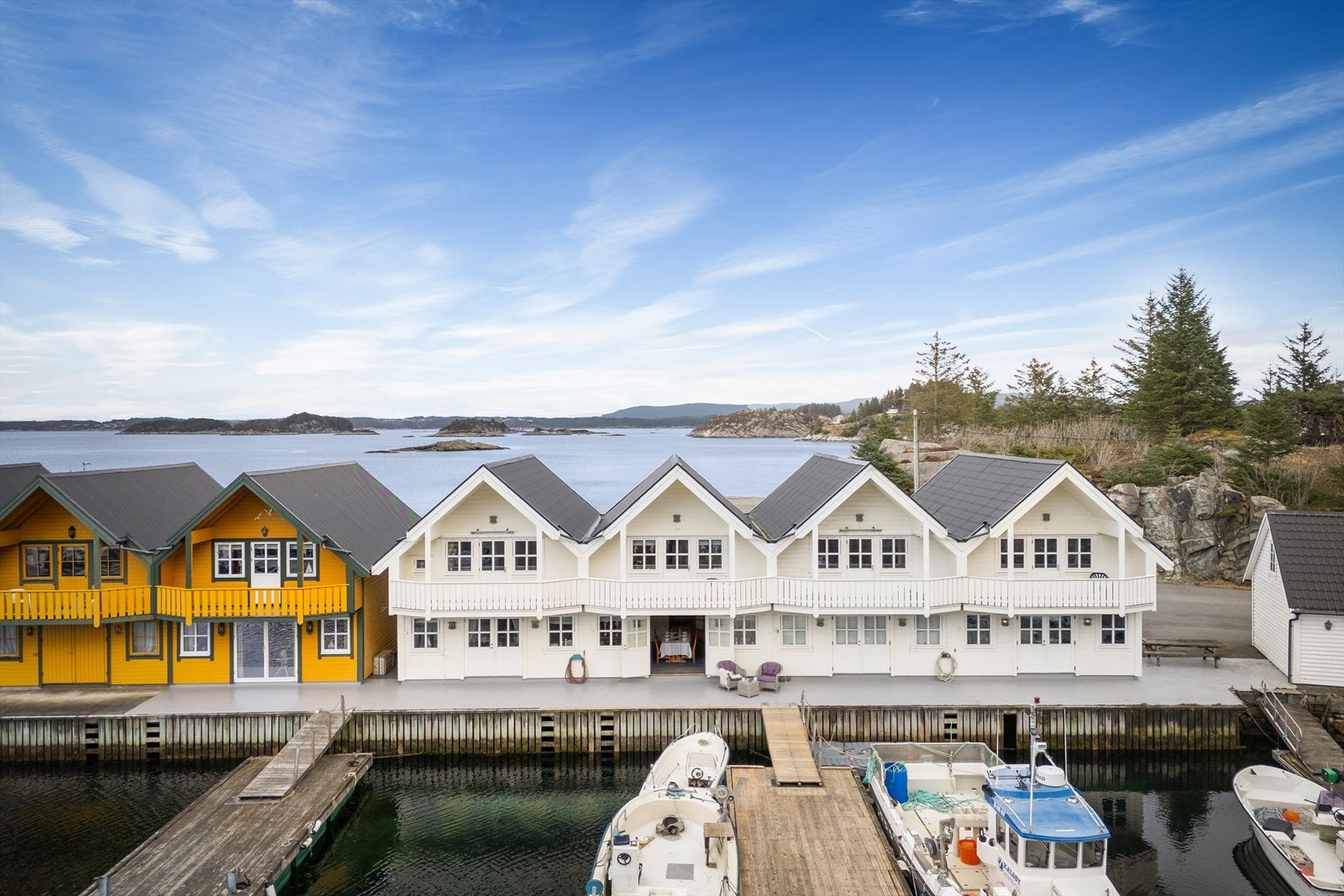 Eiendommen ligger ved sjø i Rabben båthavn på Selbjørn i Austevoll. Galleribilde