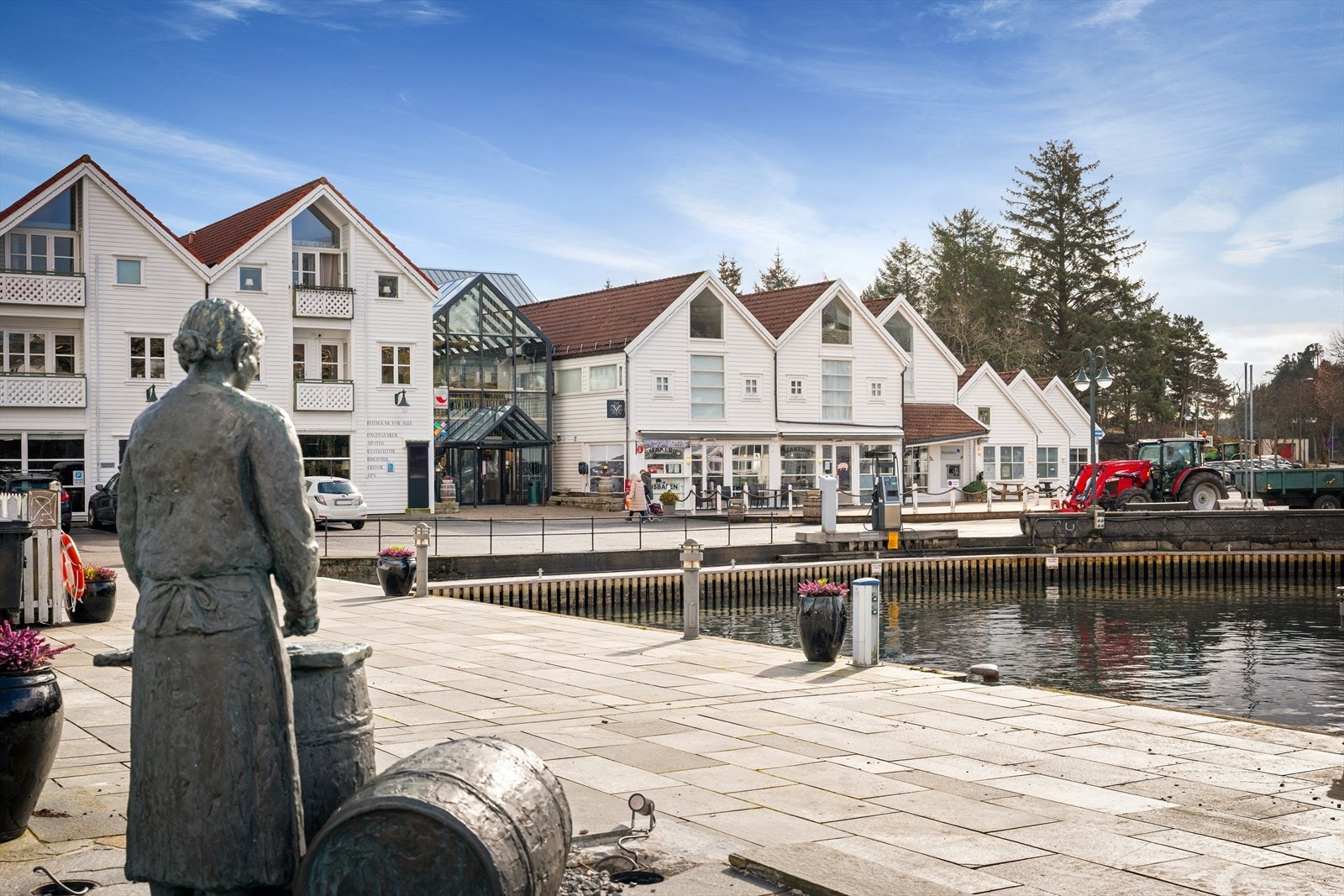 Bekkjarvik Torg. Her finner du flotte butikker og servicetilbud for enhver smak, og er et fint samlingspunkt for store og små. Galleribilde