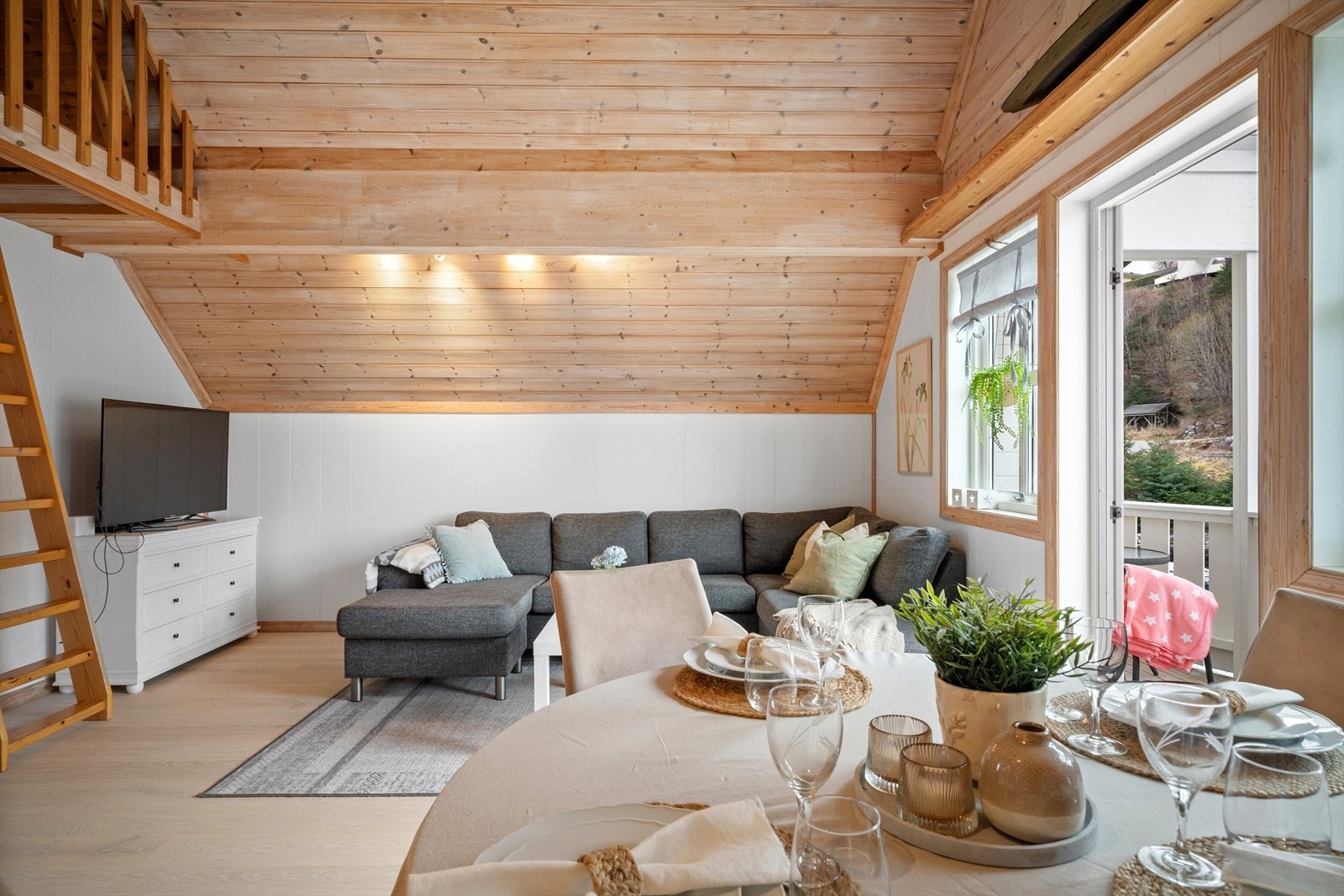 Det er nylig byttet gulv i stuen. Galleribilde