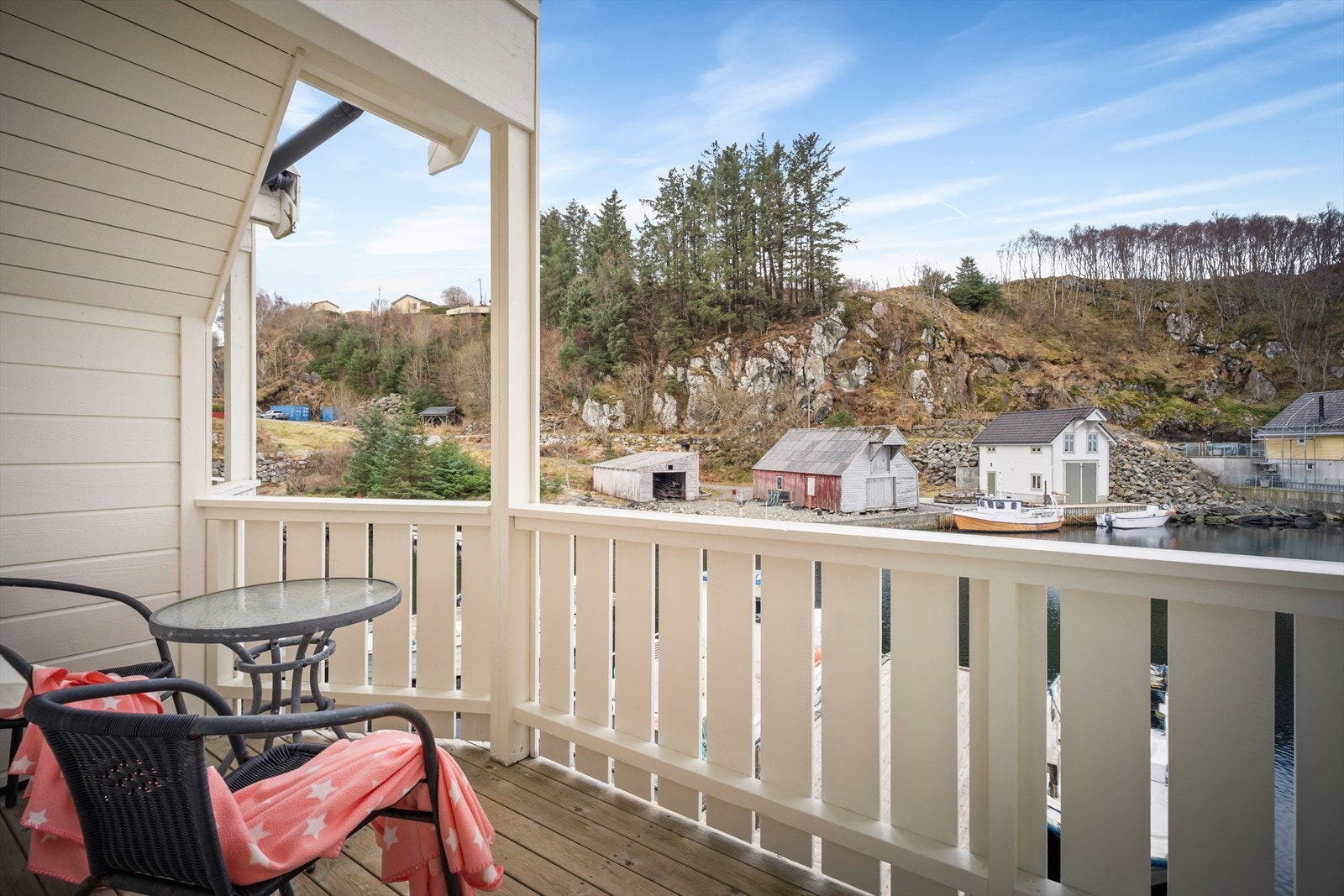 Altanen er delvis overbygget og levegger mot nabo. Galleribilde