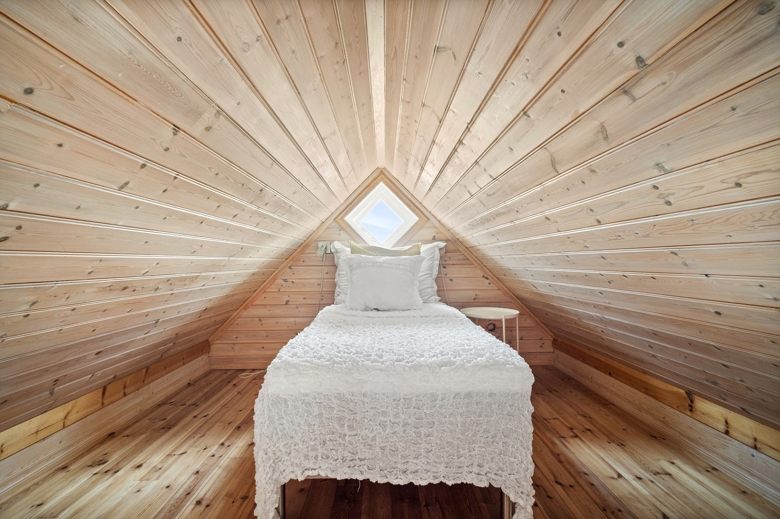 Hemsen er innredet med seng. Merk at hemsen ikke er godkjent til varig opphold grunnet lav takhøyde. Galleribilde