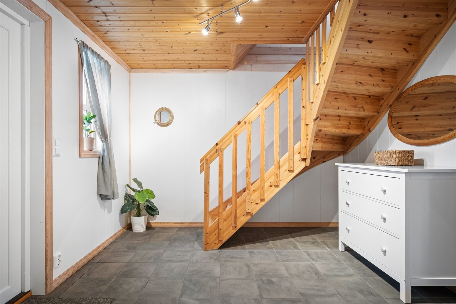 Gangen er av god størrelse og har rikelig med plass for møblement for oppbevaring. Galleribilde